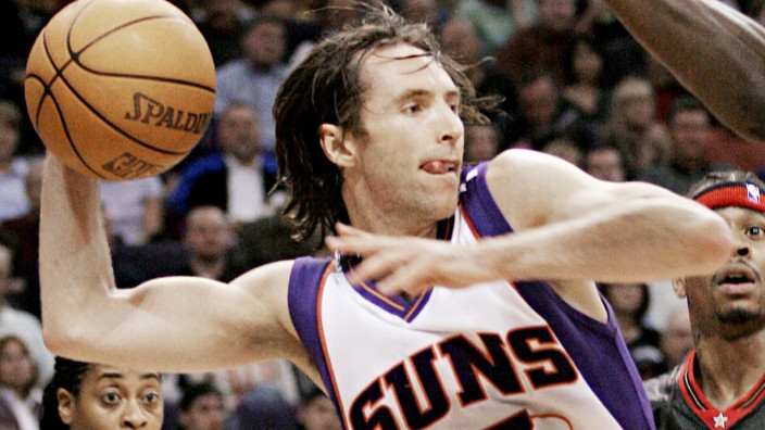 Phoenix Suns guard Steve Nash passes to a teammate for an assist during the fourth quarter NBA action against the Philadelphia 76ers in  Arizona