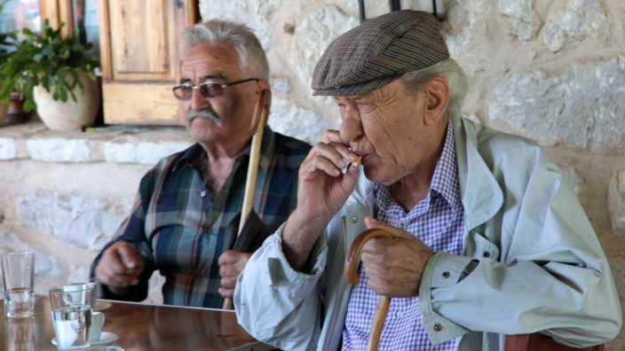 Griechenland: Ein griechischer Rentner in einem Café