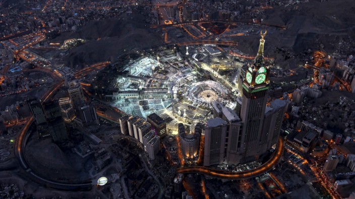 Aerial view shows Muslim worshippers  at Grand mosque, the holiest place in Islam, in Mecca during Ramadan