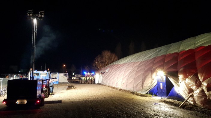 Flüchtlinge: Weil alle Türen gleichzeitig geöffnet wurden, fiel das Zelt in sich zusammen.