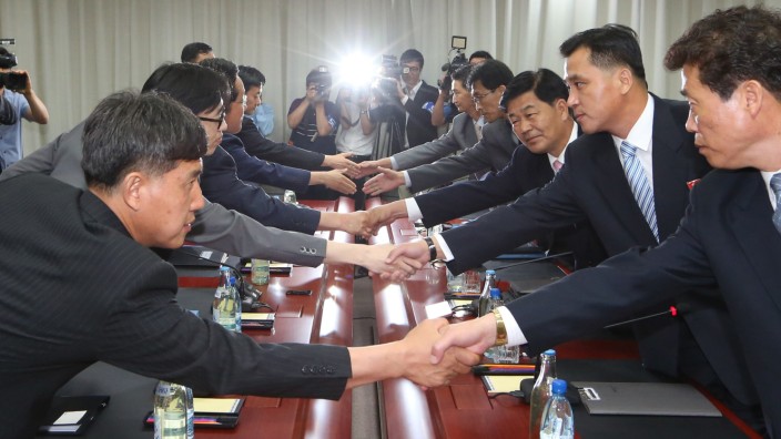 Bombentest in Nordkorea: Da sprachen sie noch miteinander: Im Juni 2014 treffen Funktionäre des nordkoreanischen Wiedervereinigungsministerium (re.) mit Vertretern Südkoreas zusammen.