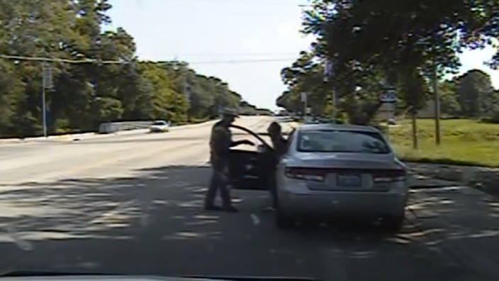 Texas: Ausschnitt aus einem Überwachungsvideo: Hier wird Sandra Bland von dem Polizisten angehalten.