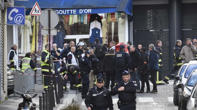 Frankreich: Polizisten in der Rue de la Goutte d'Or, in der sich das Kommissariat befindet.