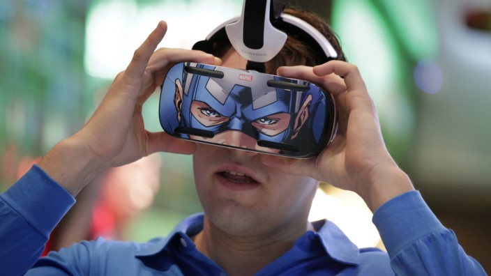 Smart Home: Ich sehe was, was Du nicht siehst: Ein Mann führt auf der Technikmesse CES die Virtual-Reality-Brille Gear VR von Samsung vor.