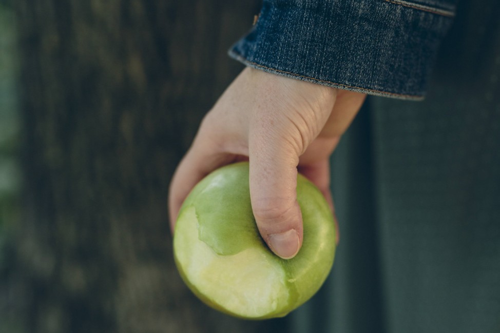Hand holding a green apple outdoors PUBLICATIONxINxGERxSUIxAUTxHUNxONLY GIOF000498