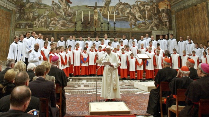 Papst Benedikt XVI. begrüßt Regensburger Domspatzen im Vatikan, 2005