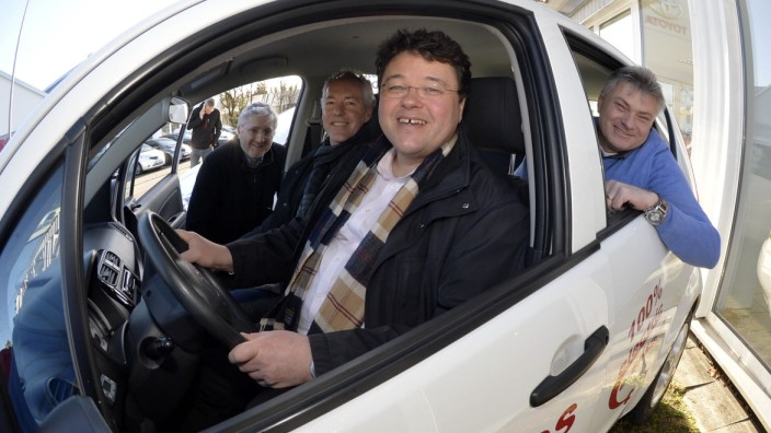 Carsharing-Initiative: Vier Mann in einem Wagen (von links): Jean Marcel Prasser, die Bürgermeister Günter Heyland und Thomas Loderer sowie Autohändler Jürgen Gott