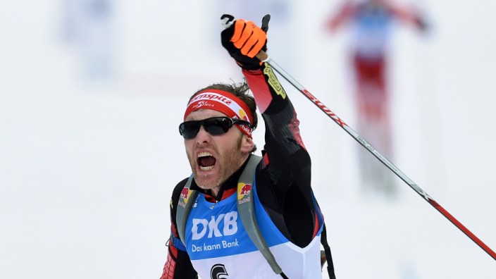 Biathlon in Ruhpolding: Seltenes Bild: Der Österreicher Simon Eder jubelt über einen Weltcup-Sieg im Biathlon.