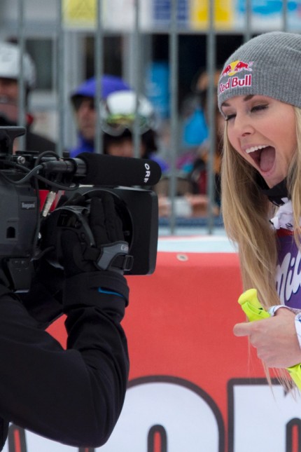 Ski alpin: Freudenschrei: Lindsey Vonn holt ihren 36. Abfahrtserfolg und stellt damit die Bestmarke von Annemarie Moser-Pröll ein.