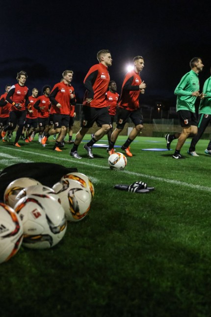 erstes Training zu später Stunde unter Flutlicht FC Augsburg Trainingslager Estepona Saison 2015