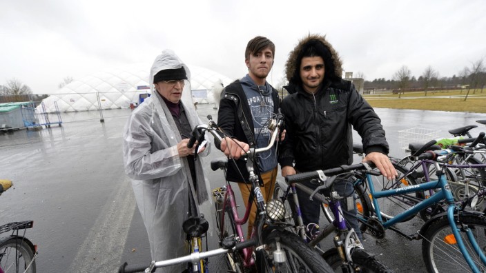 Fahrradkurse für Flüchtlinge: Toni Maitz vom Helferkreis (links) kümmert sich darum, dass die Asylbewerber in der Neubiberger Traglufthalle funktionierende Fahrräder haben. Dem ADFC ist wichtig, dass die Neuankömmlinge damit auch sicher fahren können.