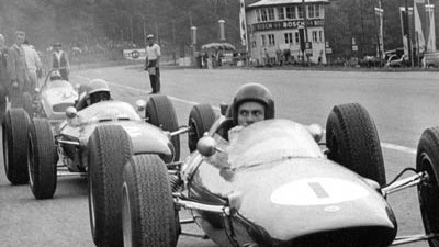 Rennunfall in Hockenheim: Der Rennfahrer Jim Clark sitzt beim Abschlusstraining auf dem Solitudering bei Stuttgart in seinem Werkslotus. Clark war 1964 der letzte Formel 1-Sieger auf der Solitude, 1965 fand dort das letzte Rennen statt. Die schmale und ungesicherte Strecke entsprach zuletzt immer weniger dem wachsenden Sicherheitsbedürfnis der Fahrer und Organisatoren.