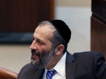 Regierung von Netanjahu: Gericht stuft israelischen Innenminister als “unangemessen” ein