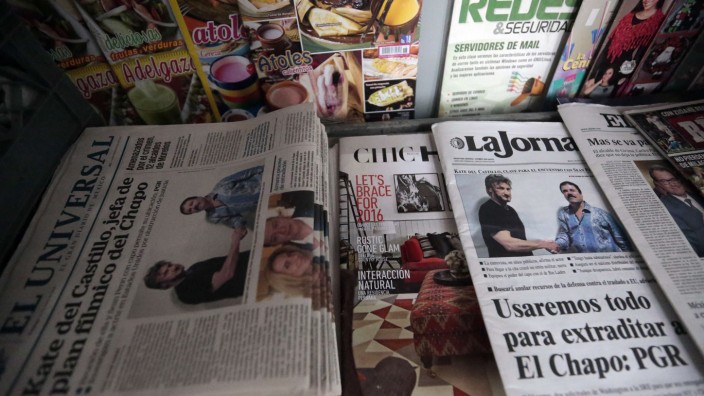 US-Schauspieler: Die Zeitungen in Mexiko City präsentieren auf ihren Titelseiten das berühmte Händeschütteln zwischen Sean Penn und Joaquín "El Chapo" Guzmán.