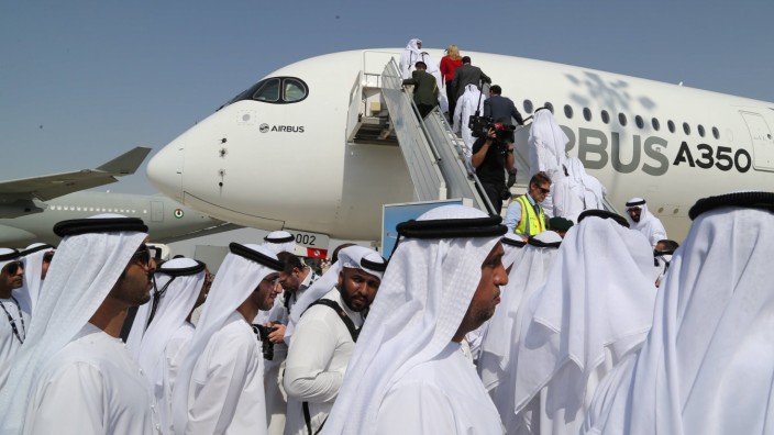DUBAI UNITED ARAB EMIRATES NOVEMBER 8 2015 Visitors outside an Airbus A350 long range passenger