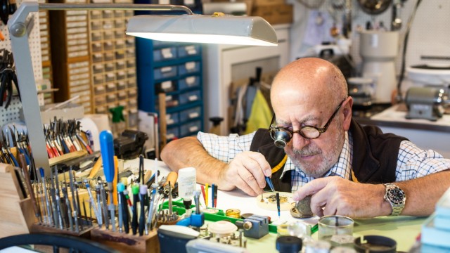 SZ-Serie: Altes Handwerk, heute noch gefragt: Mit der Lupe sieht der 73-jährige Uhrmacher Hans Werner Prinz genau, wo die winzigen Schrauben sitzen.