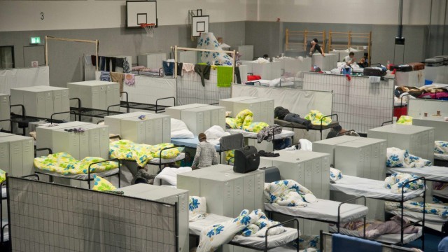 Flüchtlinge im Landkreis Ebersberg: Die Turnhallen in Kirchseeon und Poing (Foto) sollen mit Fertigstellung der Traglufthallen in Pliening und Grub wieder den Schulen zur Verfügung stehen.