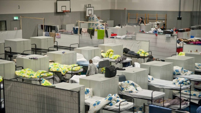 Raum für Asylbewerber: Dicht an dicht stehen die Betten für die Asylbewerber. Da bleibt kein Platz für Sitzgelegenheiten.