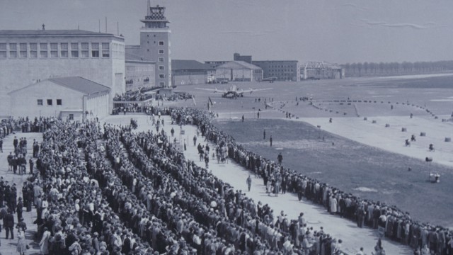 Nazi-Bau: In den Fünfzigerjahren wurde die Tribüne am Riemer Flughafen noch genutzt, hier bei einem Motorradrennen.