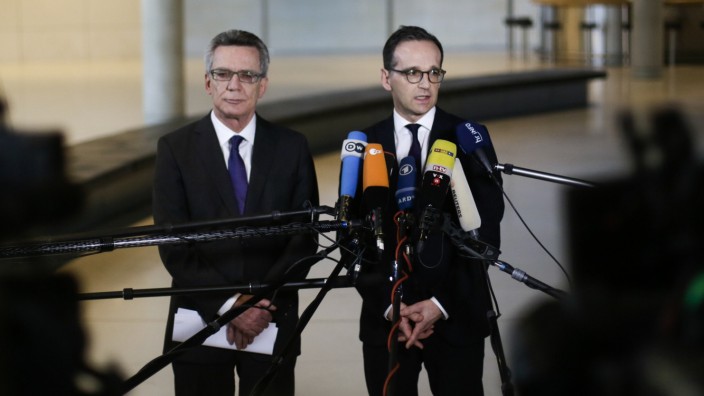 Asylrecht: Innenminister Thomas de Maizière (CDU) und Justizminister Heiko Maas (SPD) kündigten eine massive Verschärfung des Aufenthaltsrechts an.