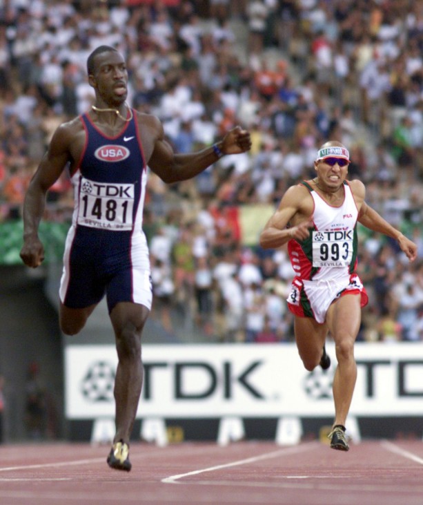MICHAEL JOHNSON CROSSES THE FINISH LINE TO WIN THE 400 METERS FINAL IN WORLD RECORD TIME