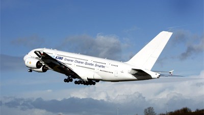 Weltpremiere bei Airbus: Der Jungfernflug mit Gas: Aus Sicherheitsgründen wurde aber nur eines der vier Triebwerke mit GTL betankt.