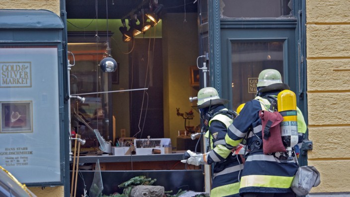 Prozess: Eine dramatische Szenerie bot sich der Feuerwehr nach der Explosion im Laden eines Goldschmiedes. Neun Menschen wurden verletzt.