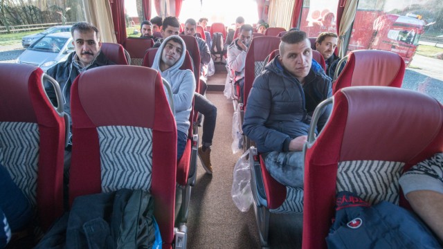 Asylbewerber-Bus aus Landshut nach Berlin unterwegs