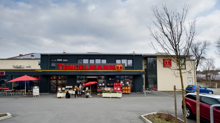 Landkreis: Die Tengelmann-Filiale in Eglharting ist nur 200 Meter vom neuen Edeka-Supermarkt entfernt. Ob das Geschäft bleiben kann, ist ungewiss.