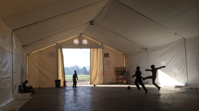 Kinder in Idomeni spielen in leerem Zelt von Ärzte ohne Grenzen