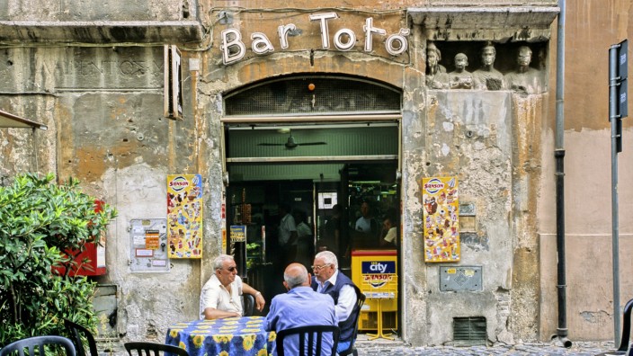 Italien: Der Besuch in einer Bar ist aus dem Alltag der Italiener und Italienerinnen nicht wegzudenken.