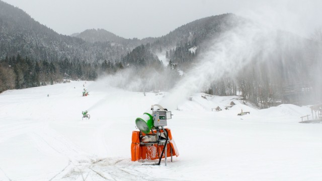 Klimawandel: Diese Schneekanone hilft mit, den Pistenbetrieb am Brauneck zu ermöglichen.