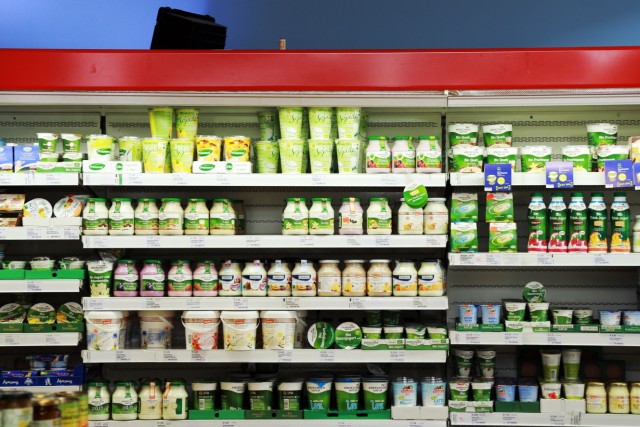 Milchprodukte in einem Bio-Supermarkt in Gröbenzell, 2013