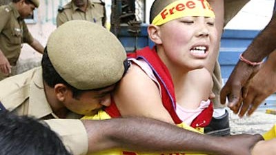Tibetische Proteste gegen China: Die indische Polizei verhaftet demonstrierende Exil-Tibeter vor der chinesischen Botschaft in Neu-Delhi am 12. März