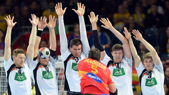 Handball-EM: K.o.-Wurf: Jorge Maqueda schmettert Steffen Weinhold bei einem direkten Freiwurf den Ball an den Kopf. Für die Aktion sieht der Spanier Rot.