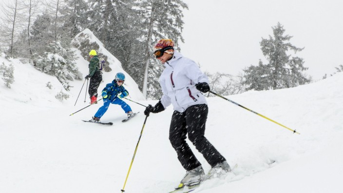 Beste Bedingungen: Ski und Rodel gut: Den ersten richtigen Schnee der Saison und gute Pistenverhältnisse nutzten Heike Egerer und Sohn Konstantin auf dem Brauneck.