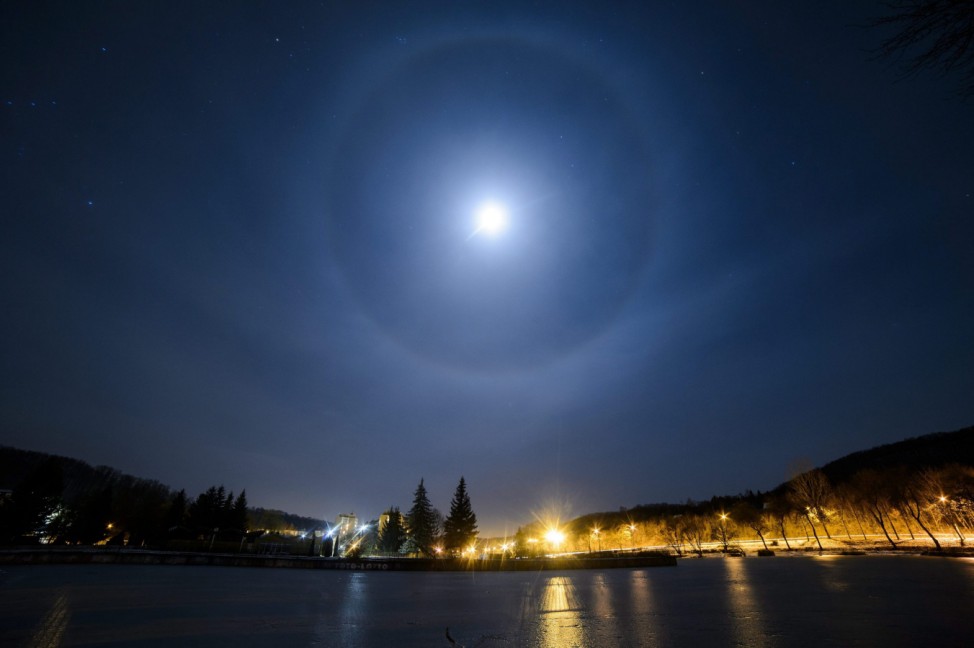 The halo phenomenon around the moon