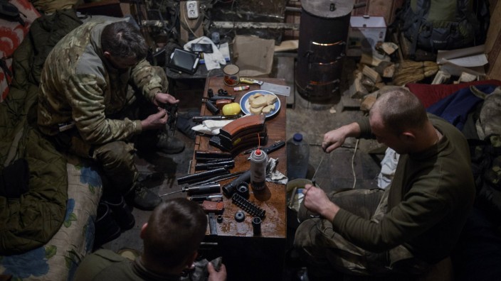 Großreinemachen in Krasnohorivka: Ukrainische Soldaten halten sich einsatzbereit.