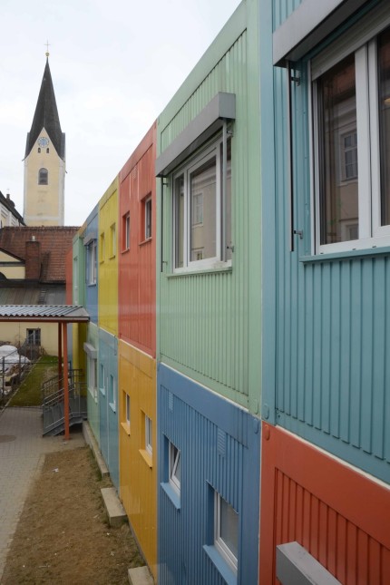 Markt Indersdorf: Noch nutzen Realschüler die Container neben dem Kloster. Wenn die Sanierung der Schule beendet ist, werden Fachoberschüler die Räume belegen.