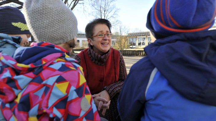 Erzieherberuf im Wandel: Rosi Graf baut eine persönliche Beziehung zu den Kindern auf. Viele kommen später wieder, um im Kindergarten ein Praktikum zu machen.