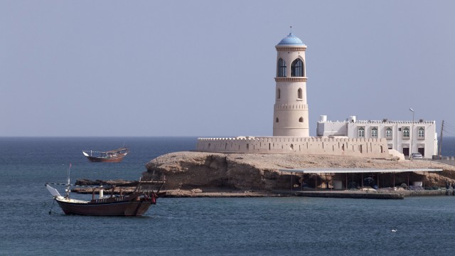 Dau Schiffe vor Leuchtturm Al Ayjah Sur Provinz Ash Sharqiyah Sultanat von Oman Arabische Halbi