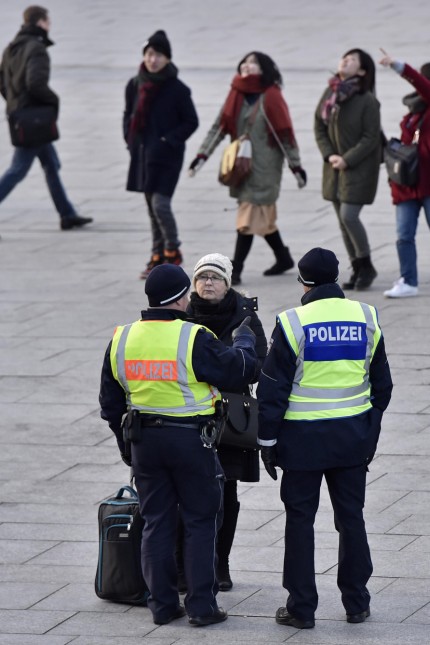 Die Silvesternacht in NRW: Die Polizei zeigt nach den Übergriffen auf Frauen auf der Kölner Domplatte Präsenz.