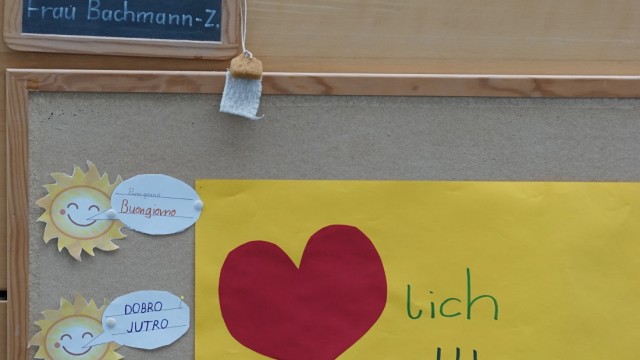 Schule: "Schön, dass Du da bist", steht auf einem gelben Flyer, im Klassenzimmer.