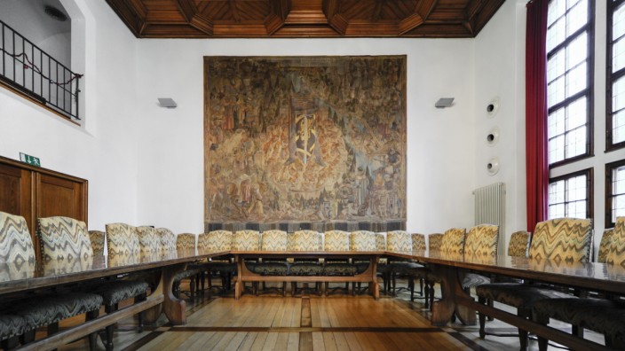 Umstrittene Kunst: Der Wandteppich des Nazi-Künstlers Bruno Goldschmitt hängt im Sitzungssaal des Pasinger Rathauses.