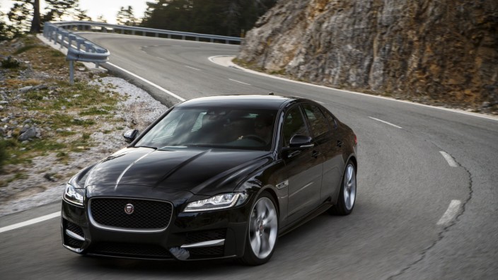 Schon gefahren: Stattlich: Der Jaguar XF kommt in seinen Maßen einer Oberklasselimousine schon recht nah.