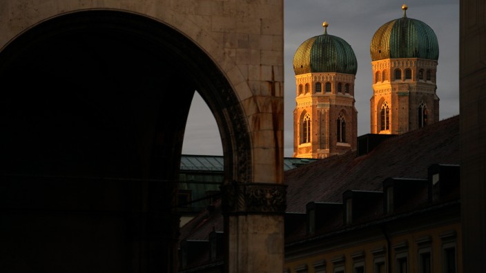 Stadtplanung: Blick auf die Türme der Frauenkirche: Die Attraktivität der Landeshauptstadt und damit der Zuzug ist ungebrochen.