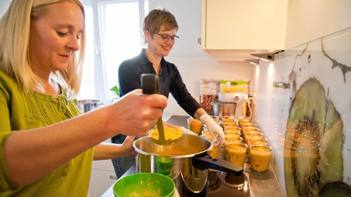Markt Schwaben: Daniela Wagner (links) und Simone Stecker stehen momentan viel in der Küche, um den hohen Bedarf an Einweckgerichten zu decken.