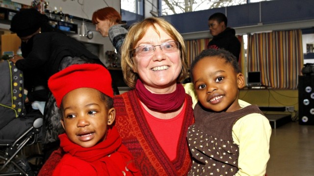 Asylhilfe-Koordinatorin: Ines Lobenstein mit zwei Flüchtlingskindern auf der ersten Weihnachtsfeier des vor zehn Jahren gegründeten Asylhelferkreises.