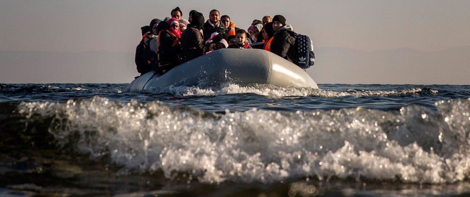 Regierungsgespräche: Flüchtlinge erreichen Lesbos mit dem Schlauchboot: Die Wasserstraße zwischen der türkischen Küste und der griechischen Insel ist nur zehn Kilometer breit, lässt sich aber offenbar nicht effektiv überwachen.