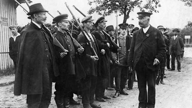 Mitglieder der Berliner Bürgerwehr werden unterwiesen, 1914